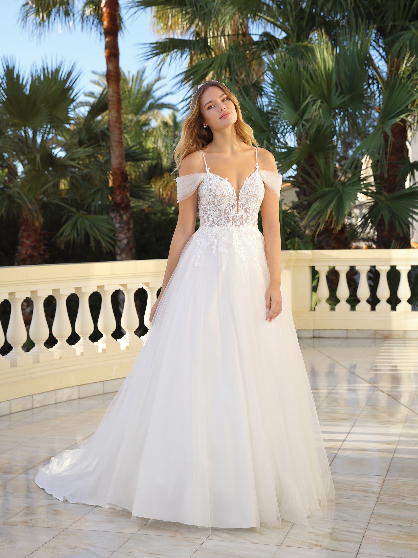 AGOTE | A-line wedding dress with V-neck | Ladybird