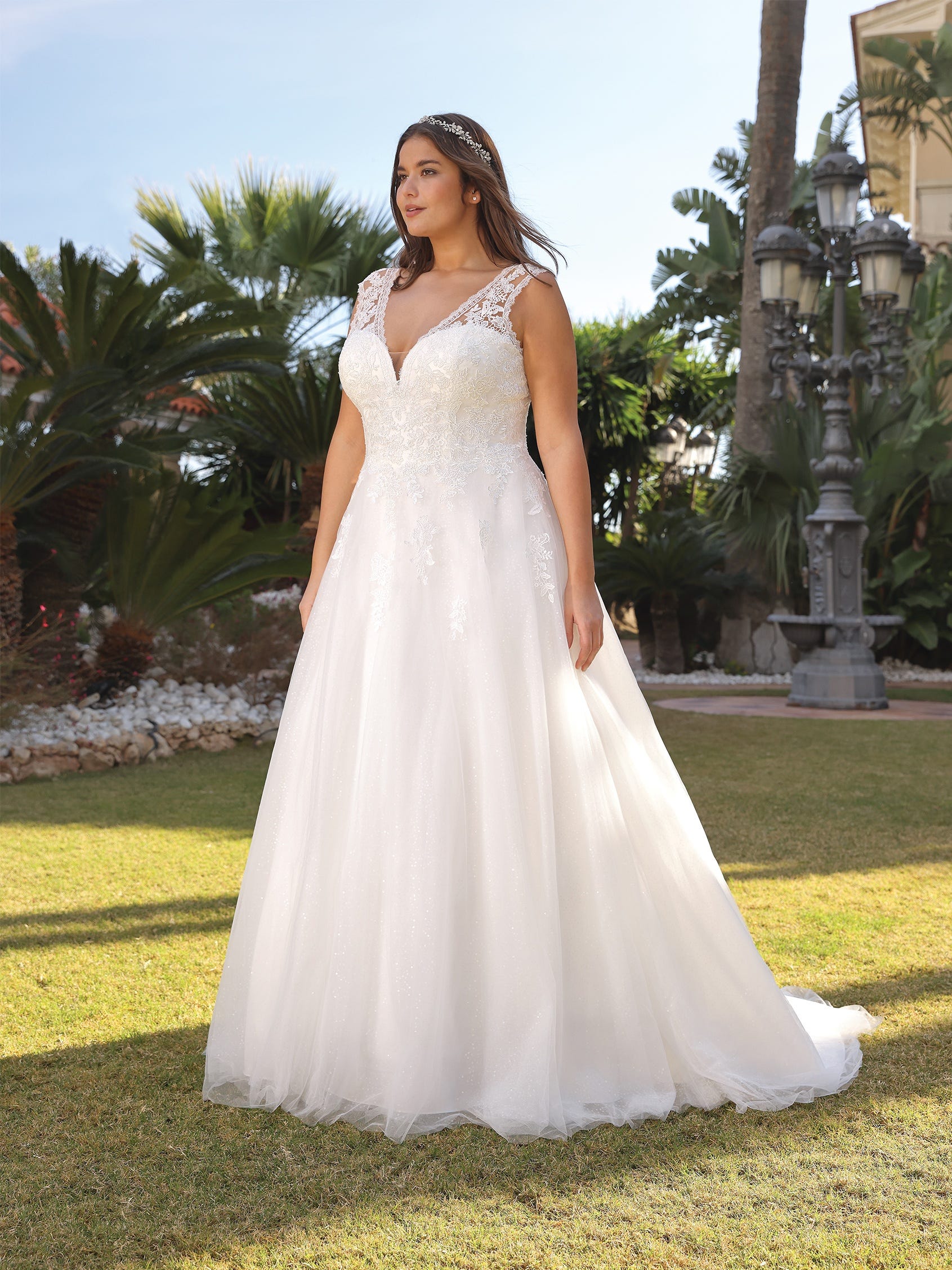 AVALON Flowy A line wedding dress with V neck Ladybird