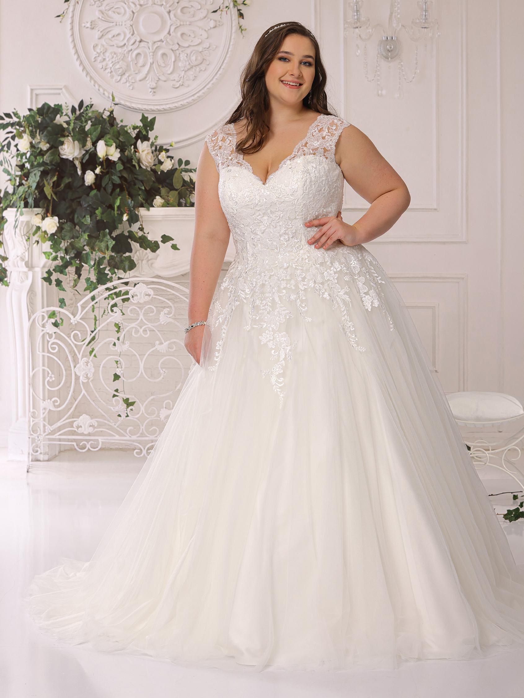 A-line wedding dress with V-neck in tulle lace | Lady Bird