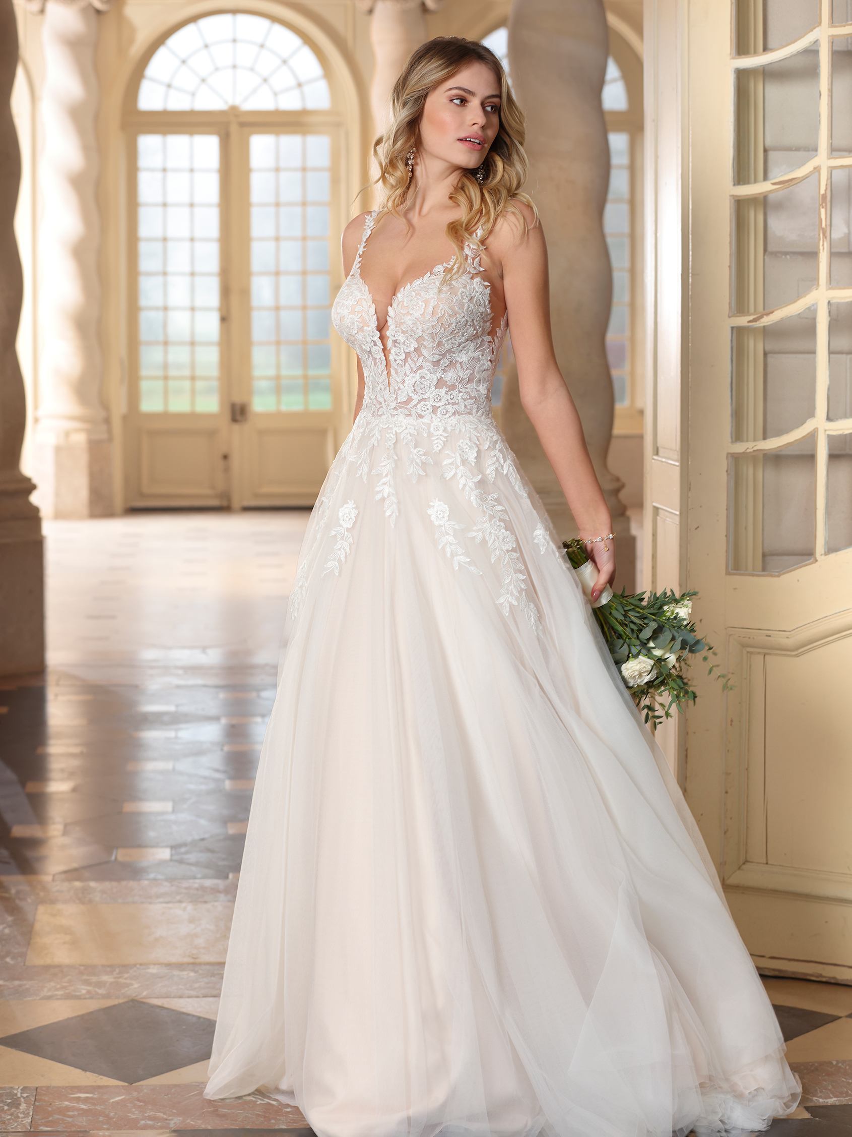 LIBBY | Princess-cut wedding dress with V-neck | Ladybird